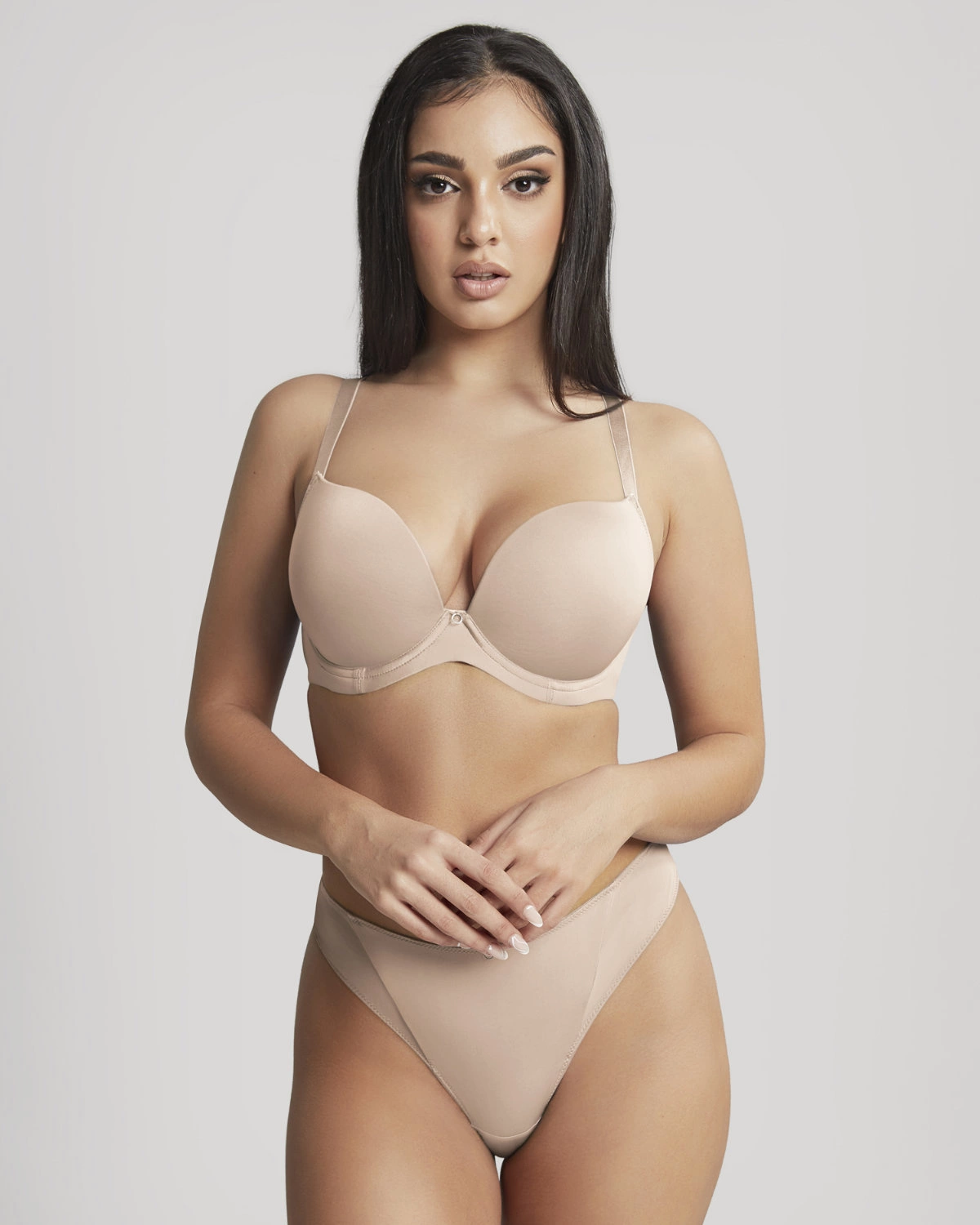 Kolorowa bielizna Cleo – jak ją nosić, żeby nie przebijała spod ubrań?