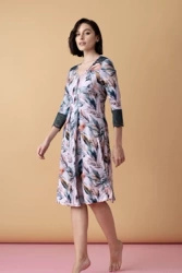 Sonnet koszula nocna midi z koronką – druk pióra