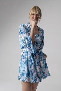 Frida krótki peniuar z wiskozowej satyny - niebieski print