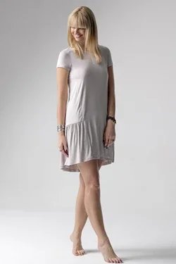 Jackie koszulka nocna / sukienka loungewear z falbanką – mleko migdałowe
