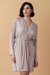 Poem krótki peniuar z koronką – migdałowa