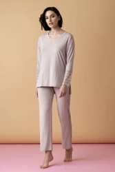 Poem długa piżama z koronkowymi lampasami – migdałowa