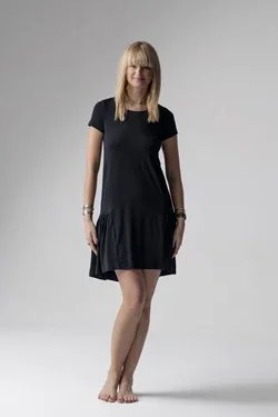 Jackie koszulka nocna / sukienka loungewear z falbanką – czarna