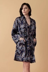 Lullaby krótki jedwabny peniuar Oh!Zuza – głęboki granat, wzór paisley