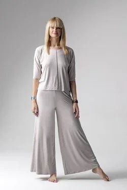 Jackie piżama loungewear z szerokimi spodniami – mleko migdałowe